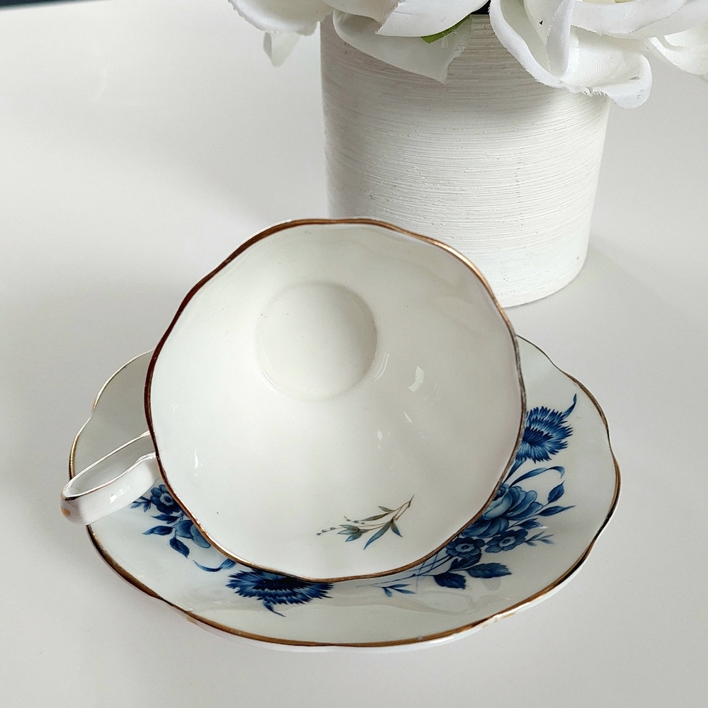 Blue and White English Bone China Tea Cup Blue Rose Pattern Made in England - Picture 3 of 9